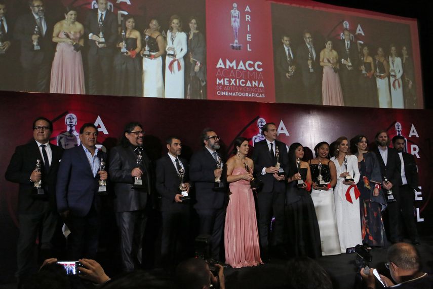 El elenco y el equipo de producci&oacute;n de la cinta de Netflix &ldquo;Roma&rdquo; reciben el premio a mejor pel&iacute;cula en la pasada edici&oacute;n de los Premios Ariel de la Academia Mexicana de Artes y Ciencias Cinematogr&aacute;ficas, en la Ciudad de M&eacute;xico.