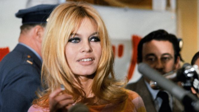 La actriz francesa Brigitte Bardot (en el centro) ofrece una rueda de prensa en diciembre de 1965 en Hollywood para la película Viva María, dirigida por Louis Malle (al fondo).