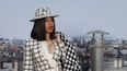 En esta fotografía de archivo del martes 1 de octubre de 2019, la cantante Cardi B posa para los fotógrafos cuando llega a la colección Chanel Ready To Wear Primavera-Verano 2020 en París, Francia.