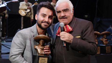 Ramón Fernández junto a su querido abuelo Vicente Fernández, una gloria de la música mexicana.&nbsp;