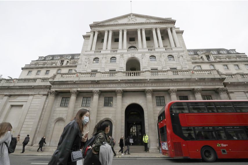 Turistas caminan frente al Banco de Inglaterra en Londres. &nbsp;