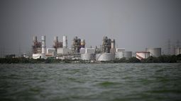 Una planta refinadora de petróleo de la estatal Petróleos de Venezuela(PDVSA) en el&nbsp;estado de Zulia.&nbsp;
