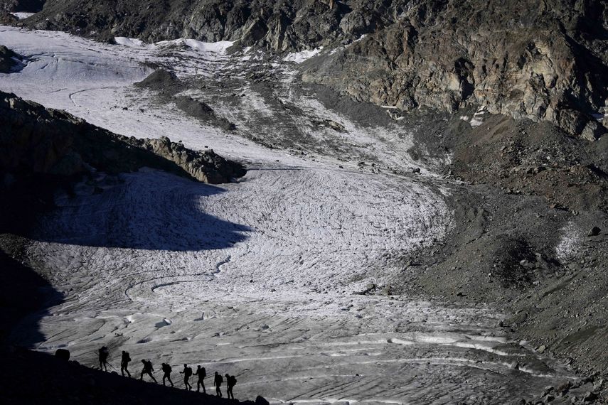&nbsp;Un grupo de senderistas va camino al glaciar Jamtalferner cerca de Galtuer, Austria, el 6 de septiembre de 2023.&nbsp;