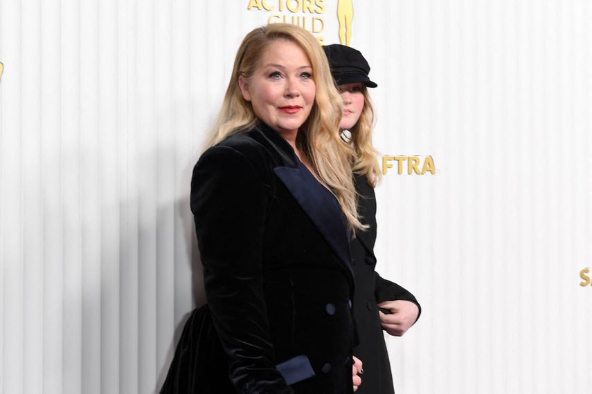 La actriz estadounidense Christina Applegate (izquierda) llega a la 29ª edición de los Premios del Sindicato de Actores de Cine en el Fairmont Century Plaza en Century City, California, el 26 de febrero de 2023.
