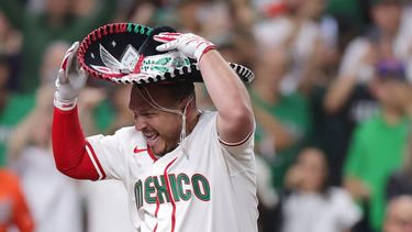 Alejandro Kirk #30 de México celebra su jonrón de tres carreras en la cuarta entrada contra Brasil durante un partido del Grupo B del Clásico Mundial de Béisbol 2026 en el Parque Daikin