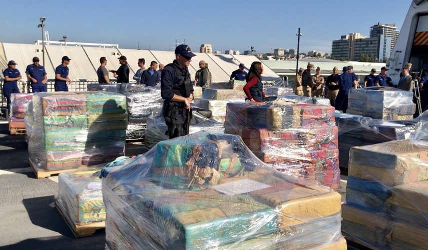 Agentes de la Guardia costera de EEUU descargan un cargamento de cocaína decomisada en diferentes operativos.