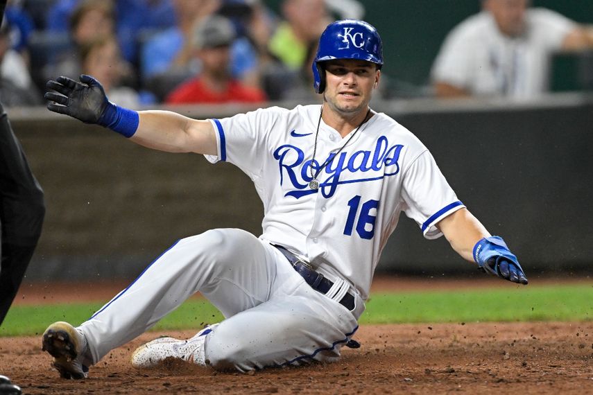 Andrew Benintendi, de los Reales de Kansas City, se barre y anota en la octava entrada del partido contar los Tigres de Detroit, en Kansas City, Missouri, el martes 12 de julio de 2022.&nbsp;