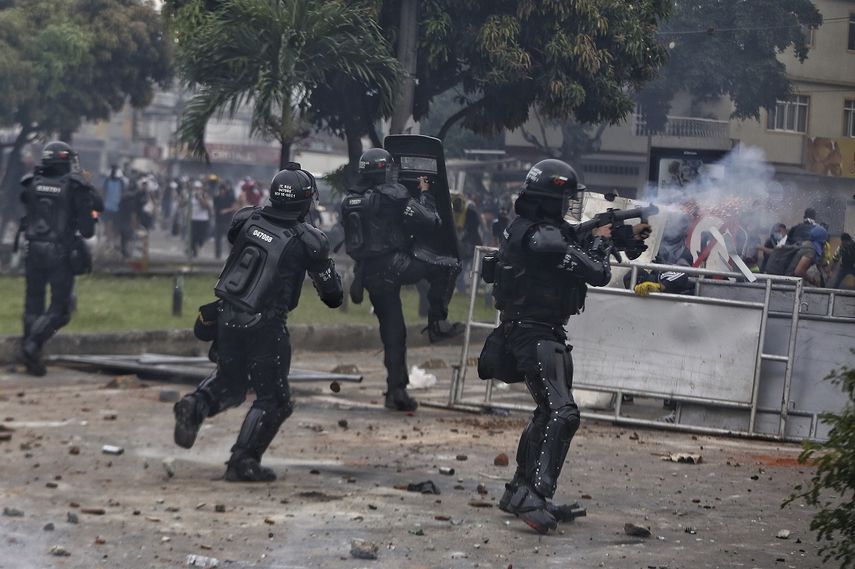 La policía lanza gases lacrimógenos a manifestantes el lunes 3 de mayo de 2021 durante una huelga nacional contra una reforma fiscal, en Cali, Colombia.&nbsp;