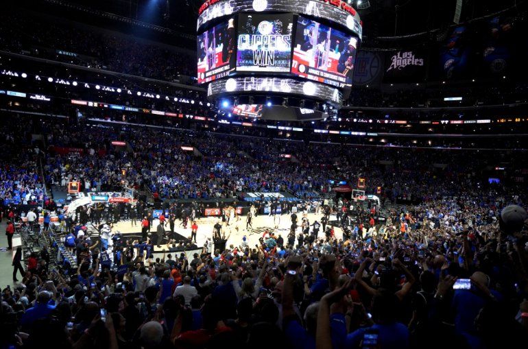 En imagen de archivo del 18 de junio de 2021, los aficionados de los Clippers de, Los Ángeles aplauden en los últimos segundos del triunfo de los Clippers de 131-119 sobre el Jazz de Utah, en el sexto partido de la segunda ronda de los playoffs de la Conferencia Oeste de la NBA