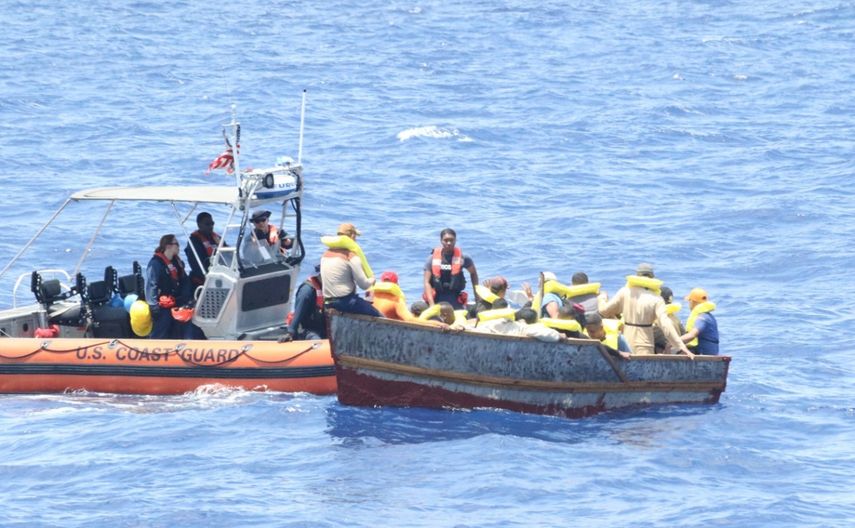 Una embarcación de la Guardia Costera de EEUU intercepta un grupo de inmigrantes ilegales cubanos en el Estrecho de la Florida.