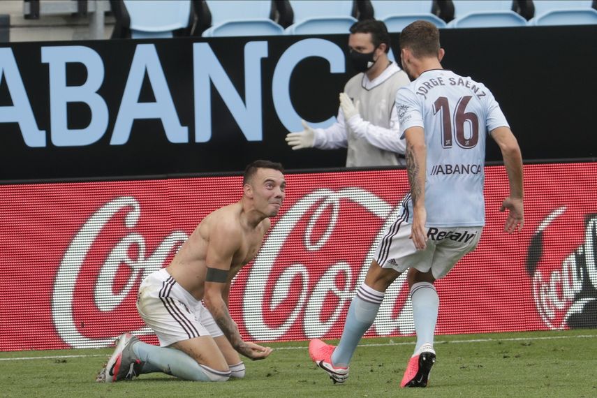 Iago Aspas (izquierda), del Celta de Vigo, festeja luego de conseguir el tanto del empate 2-2 ante el Barcelona, el s&aacute;bado 27 de junio de 2020.&nbsp;