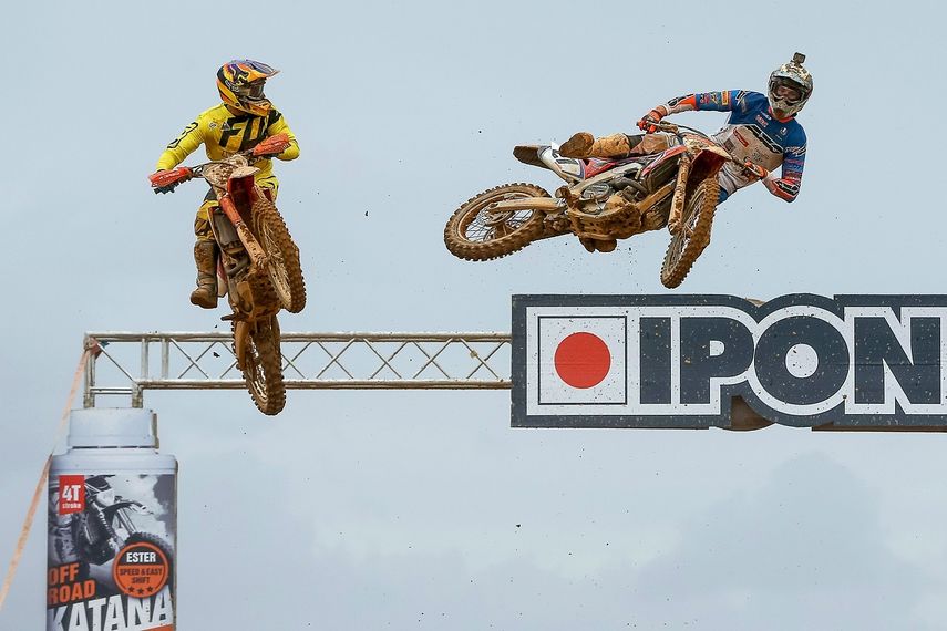 Motoristas en acción durante la carrera de la clase MXGP del Gran Premio MXGP de Motocross en Agueda, Portugal, este 15 de abril de 2018.&nbsp;