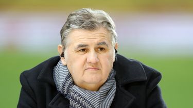 En esta foto de archivo tomada el 2 de marzo de 2018, el periodista y comentarista francés Pierre Ménès observa durante el partido de fútbol francés L1 Mónaco vs Burdeos en el Estadio Luis II de Mónaco.