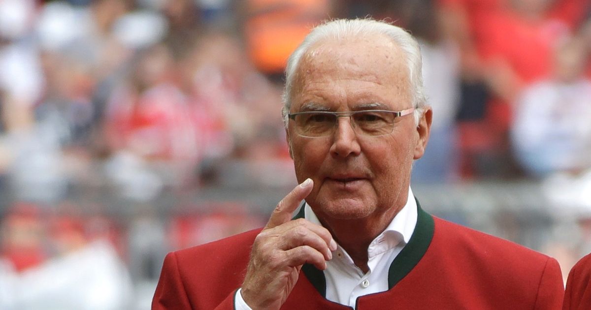 Camiseta del legendario Franz Beckenbauer es colgada en lo más alto del estadio del Bayern Múnich