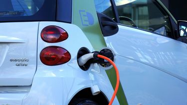 La aparición en el mercado de vehículos de largo alcance y aeronaves eléctricas de futura generación, hay una creciente necesidad de sistemas de baterías más seguros, rentables y de alto rendimiento