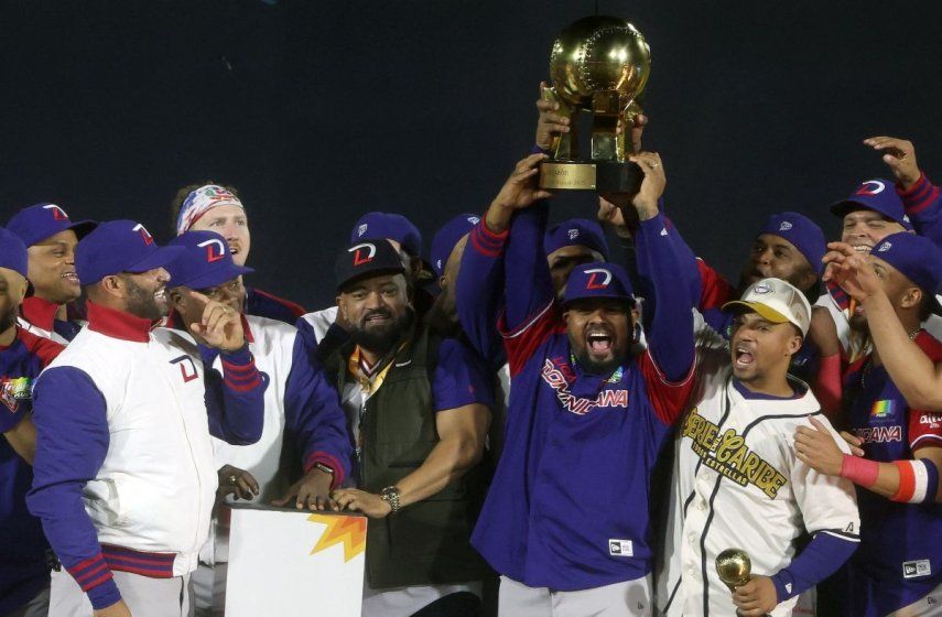 Los Leones del Escogido de la República Dominicana levantan el trofeo de campeones de la Serie del Caribe 2025 en Mexicali, el 8 de febrero de 2025.