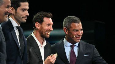 El argentino Lionel Messi (centro) sostiene la llave de la ciudad de Miami en una ceremonia, el 5 de noviembre de 2025.