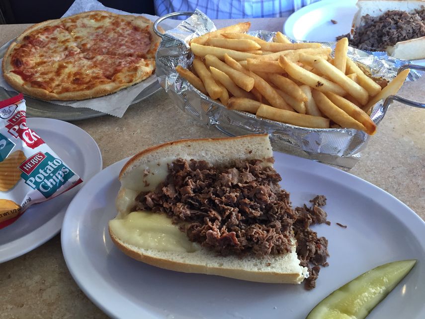 Aemás de suaves pizzas, Pete´s Famous Pizza sorprende con un exquisito cheesesteak.