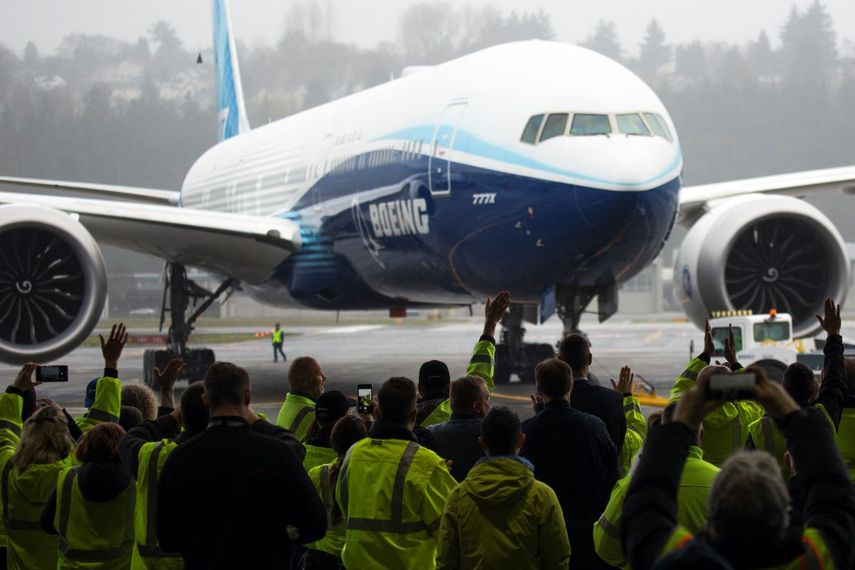 Empleados de Boeing celebran la construcción de una aeronave 777X.