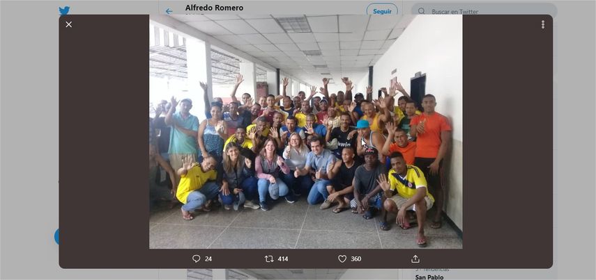 Fotografía publicada en la cuenta de Twitter de @alfredoromero en la que aparece un grupo de colombianos deportados de Venezuela.