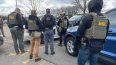Agentes de ICE y el FBI durante un operativo.