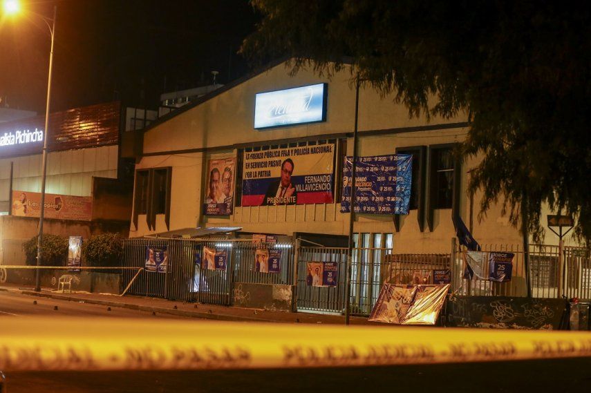 Cordón policial alrededor de la escena a las afueras del colegio en donde el candidato presidencial Fernando Villavicencio fue asesinado a tiros a la salida de un mítin electoral en un colegio en Quito, Ecuador, el miércoles 9 de agosto de 2023.&nbsp;