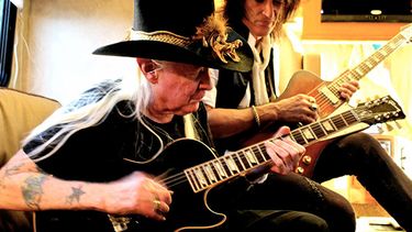 Johnny Winter murió en un hotel de Zúrich, Suiza en medio de una gira.(Facebook)
