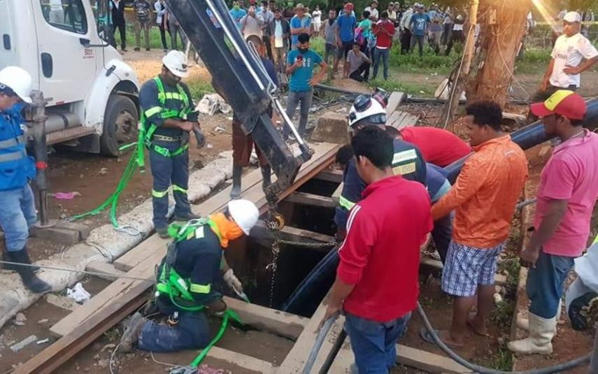 Trabajadores en labores de rescate de tres j&oacute;venes mineros que murieron en el derrumbe de una mina de oro en Nicaragua.