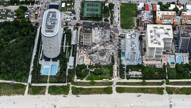 Esta vista aérea muestra al personal de búsqueda y rescate trabajando en el lugar después del colapso parcial de Champlain Towers South en Surfside, al norte de Miami Beach, el 24 de junio de 2021.