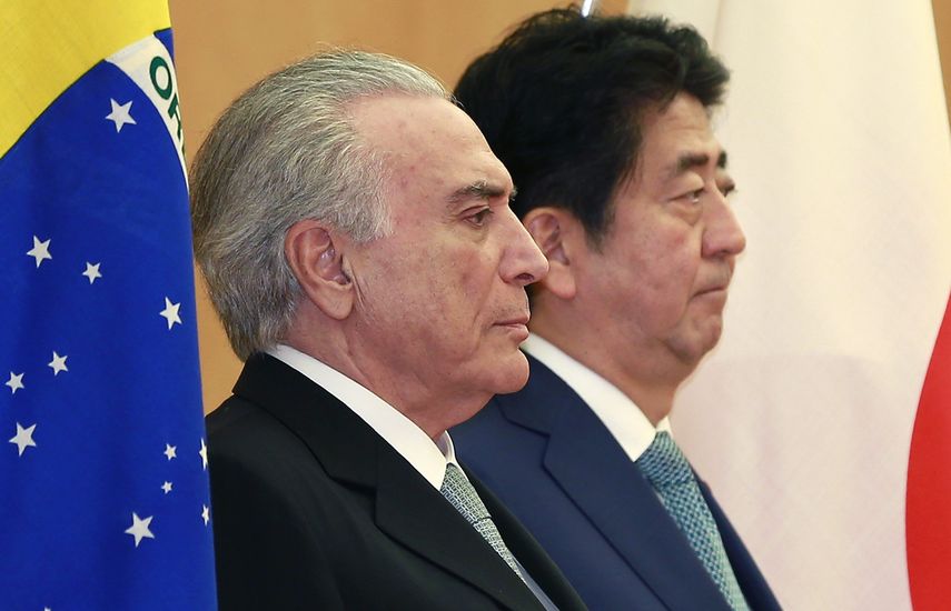 El primer ministro de Japón, Shinzo Abe (dcha), y el presidente brasileño, Michel Temer, escuchan sus respectivos himnos nacionales durante la cerelmonia de bienvenida celebrada en la residencia oficial del mandatario nipón en Tokio