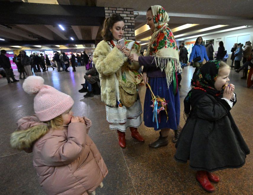 Los residentes locales se refugian dentro de una estación de metro durante los ataques rusos en Kiev el 31 de diciembre de 2022.