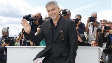 El propio Clooney reconoció su emoción por estar involucrado en este increíble proyecto. Mark [L. Smith] es un autor al que admiramos desde hace mucho, y su escritura es cautivadora, comentó el actor.&nbsp;