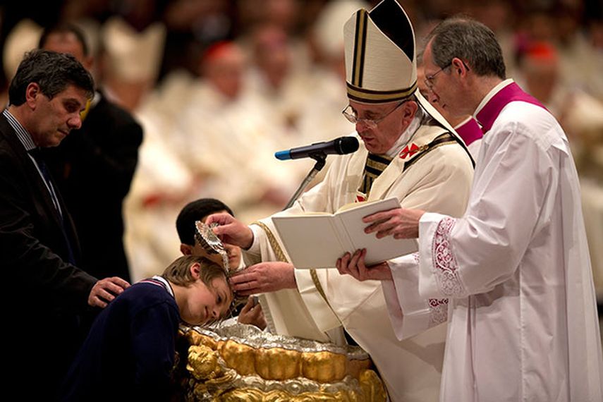 El papa Francisco bautiza a Giorgio Capezzuoli, de 10 años, durante la Vigilia Pascual en la Basílica de San Pedro, en el Vaticano. (Foto AP/Alessandra Tarantino)