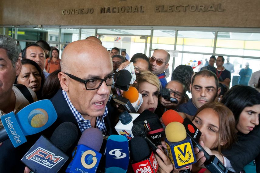 Jorge Rodríguez es el titular de la comisión presidencial designada por Nicolás Maduro para verificar las firmas recolectadas por la MUD a favor del revocatorio (EFE)
