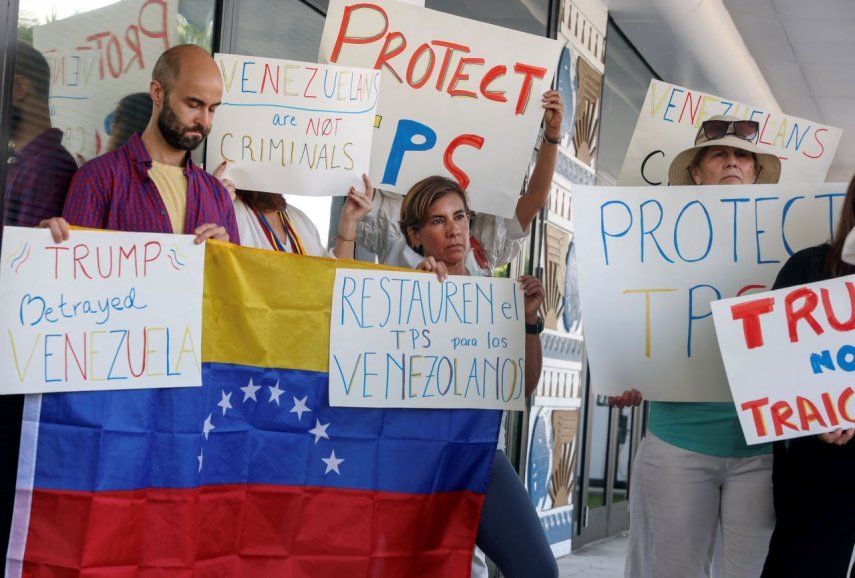 Chuck Walter (izq) se une a otras personas en apoyo a una resolución a favor del restablecimiento del estatus de protección temporal (TPS) para los venezolanos, el 13 de febrero de 2025 en Miami, Florida.