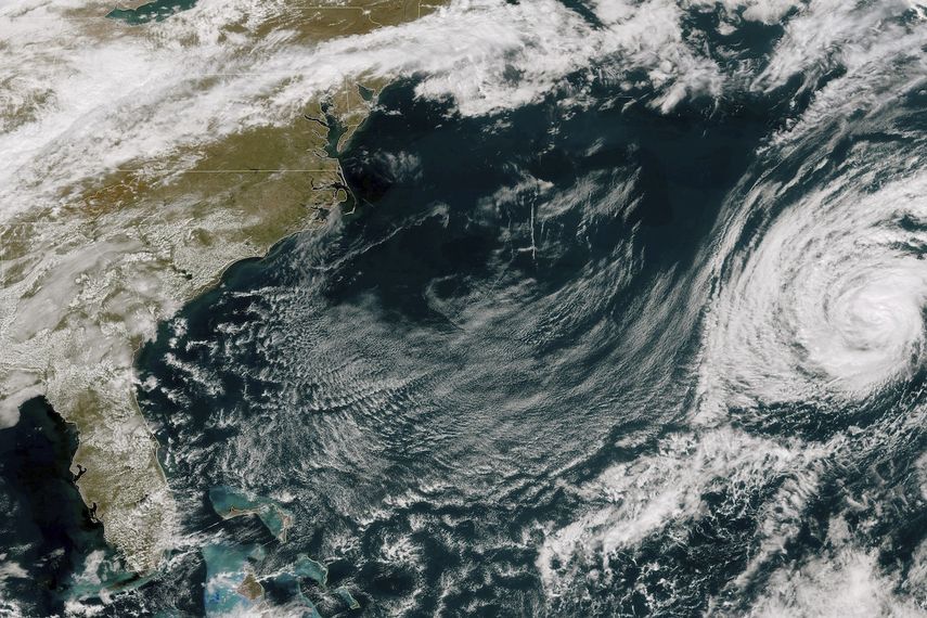 Esta imagen satelital GOES-East GeoColor tomada el viernes 27 de octubre de 2023 y proporcionada por el Centro Nacional de Huracanes de EEUU (NOAA), muestra la tormenta tropical Tammy, a la derecha.&nbsp;