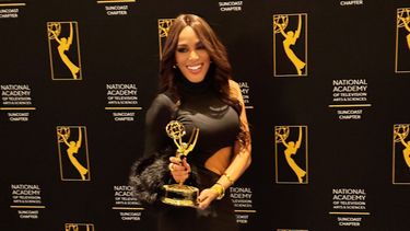La artista venezolana Marger posa con el premio Emmy que recibió por su documental Valiente, una melodía de amor propio.