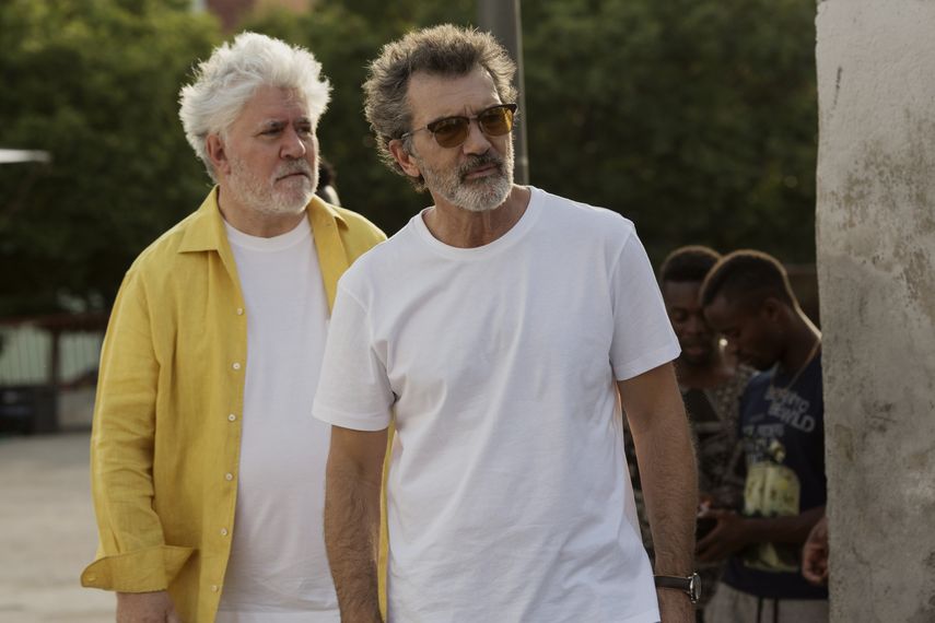 El director Pedro Almod&oacute;var, a la izquierda, y el actor Antonio Banderas durante el rodaje de Dolor y gloria.