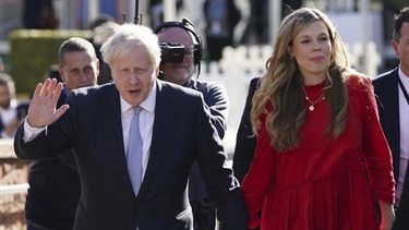 En esta imagen de archivo, el primer ministro de Gran Bretaña, Boris Johnson, saluda a la prensa a su salida de un centro de convenciones con su esposa, Carrie Johnson, antes de participar en la conferencia del partido Conservador en Manchester, Inglaterra, el 6 de octubre de 2021.&nbsp;