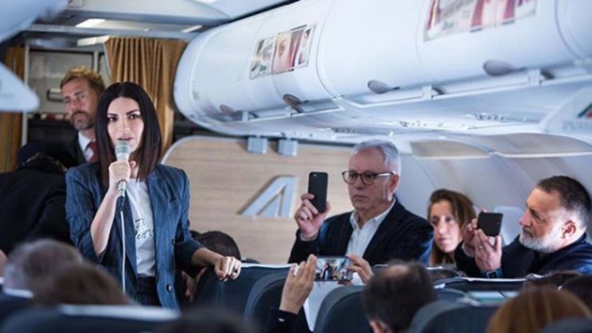 Nadie ha dicho, su primer promocional, fue escrito por Laura en compañía de Niccolò Agliardi, Gianluigi Fazio y Edwyn Roberts.