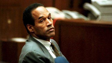 O. J. Simpson se sienta en el Tribunal Superior de Los Ángeles el 8 de diciembre de 1994 durante una sesión pública en la que el juez Lance Ito negó la solicitud de un abogado de abrir las transcripciones judiciales de una reunión privada del 7 de diciembre en la que participaron posibles miembros del jurado.