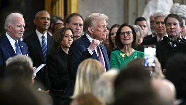 El presidente de Estados Unidos, Donald Trump, levanta el puño antes de pronunciar su discurso inaugural tras ser juramentado como el 47º presidente de los Estados Unidos en la Rotonda del Capitolio de Estados Unidos el 20 de enero de 2025 en Washington, DC.&nbsp;