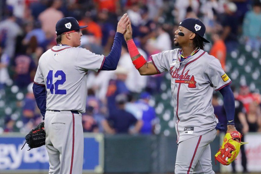 El lanzador de los Bravos de Atlanta, Jesse Chávez, a la izquierda, choca los cinco con el jardinero derecho Ronald Acuña Jr., a la derecha, después de su victoria sobre los Astros de Houston en un juego de béisbol el lunes 15 de abril de 2024, en Houston. Todos los jugadores usaron el número 42 en honor al Día de Jackie Robinson. El lanzador de los Bravos de Atlanta, Jesse Chávez, a la izquierda, choca los cinco con el jardinero derecho Ronald Acuña Jr., a la derecha, después de su victoria sobre los Astros de Houston en un juego de béisbol el lunes 15 de abril de 2024, en Houston. Todos los jugadores usaron el número 42 en honor al Día de Jackie Robinson.