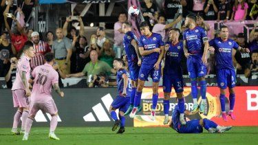 El argentino Lionel Messi anota de tiro libre por el Inter Miami ante Cruz Azul, el viernes 21 de julio de 2023, en la Leagues Cup.