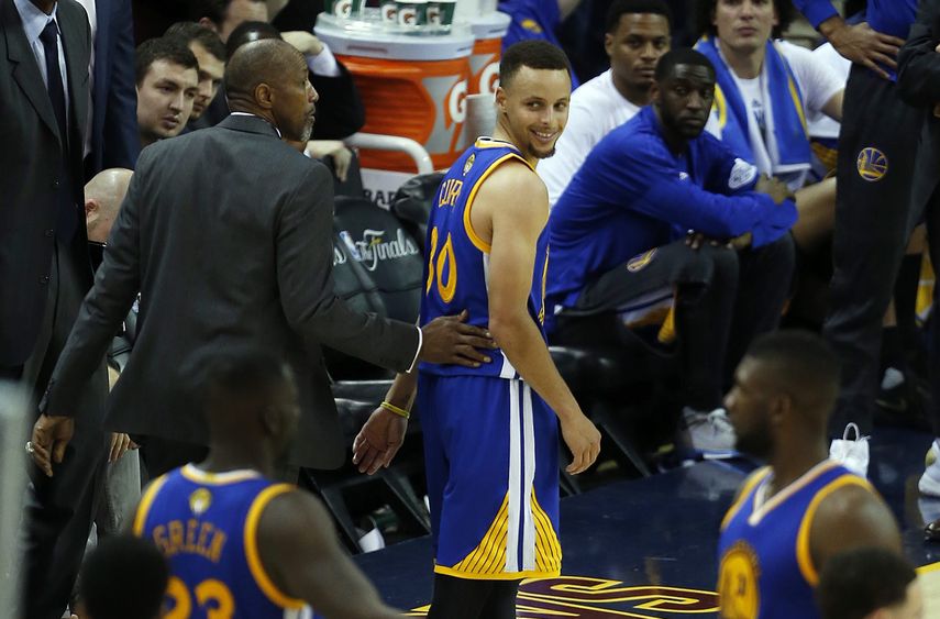 Curry sonrió ante el aplausos de los presentes que quedaron atónitos con la jugada.