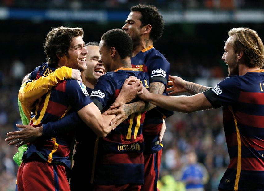 Jugadores del Barcelona celebran uno de sus goles ante el&nbsp;Real&nbsp;Madrid&nbsp;en partido de Liga de Primera División de la jornada 12º que les enfrentaron en el Estadio Santiago Bernabéu en el 2015
