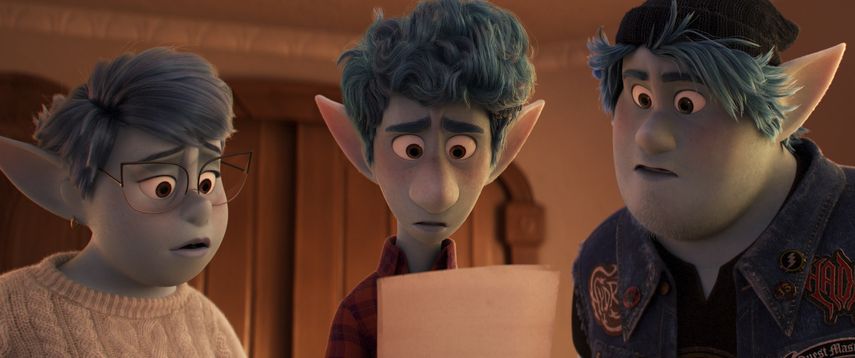 Laurel, interpretada por Julia Louis-Dreyfus; Ian Lightfoot, con la voz de Tom Holland, y Barley Lightfoot, interpretado por Chris Pratt, en una escena de Onward.