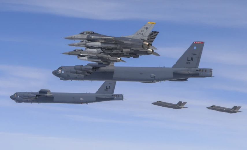 Bombarderos estadounidenses B-52H, centro, cazas F-16 y cazas F35-A sobrevuelan la península coreana durante un ejercicio conjunto, 14 de abril de 2023.&nbsp;
