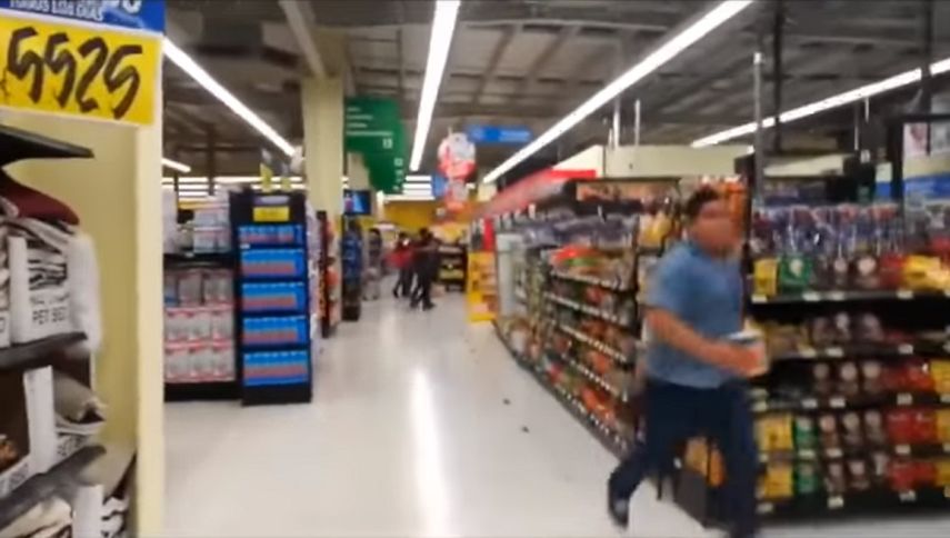 Un hombre corre por un supermercado durante el sismo que estremeció Costa Rica en la noche del domingo 12 de noviembre.