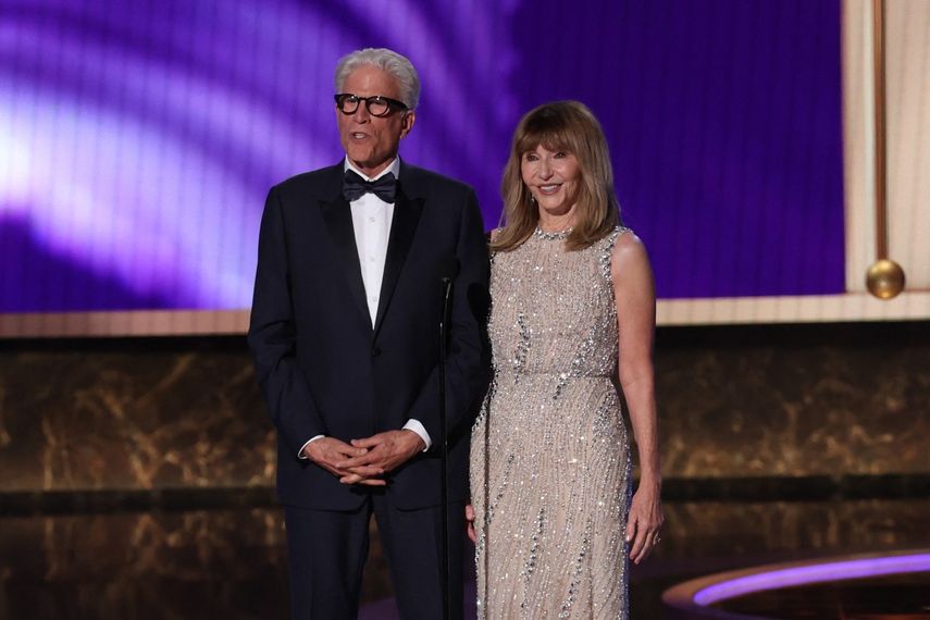 El actor estadounidense Ted Danson y su esposa, la actriz estadounidense Mary Steenburgen, hablan en el escenario al recibir el premio humanitario Bob Hope, durante la 77.ª edición de los Premios Primetime Emmy en el Teatro Peacock de LA Live en Los Ángeles el 14 de septiembre de 2025.